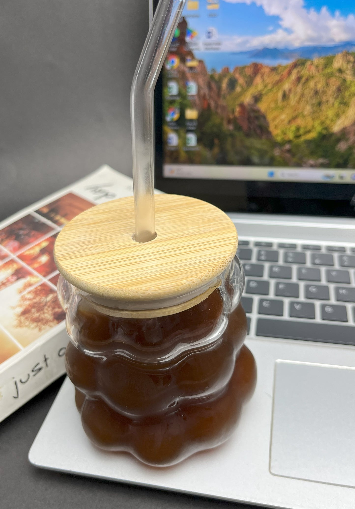 Aesthetic Ribbed Glass Tumbler with Straw & Bamboo Lid – Iced Coffee, Latte, Juice & Tea Sipper