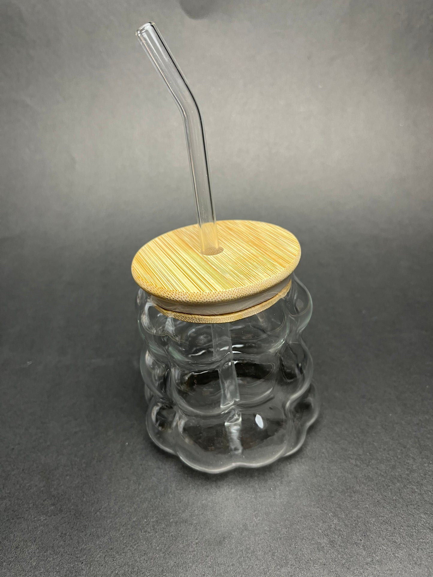 Aesthetic Ribbed Glass Tumbler with Straw & Bamboo Lid – Iced Coffee, Latte, Juice & Tea Sipper