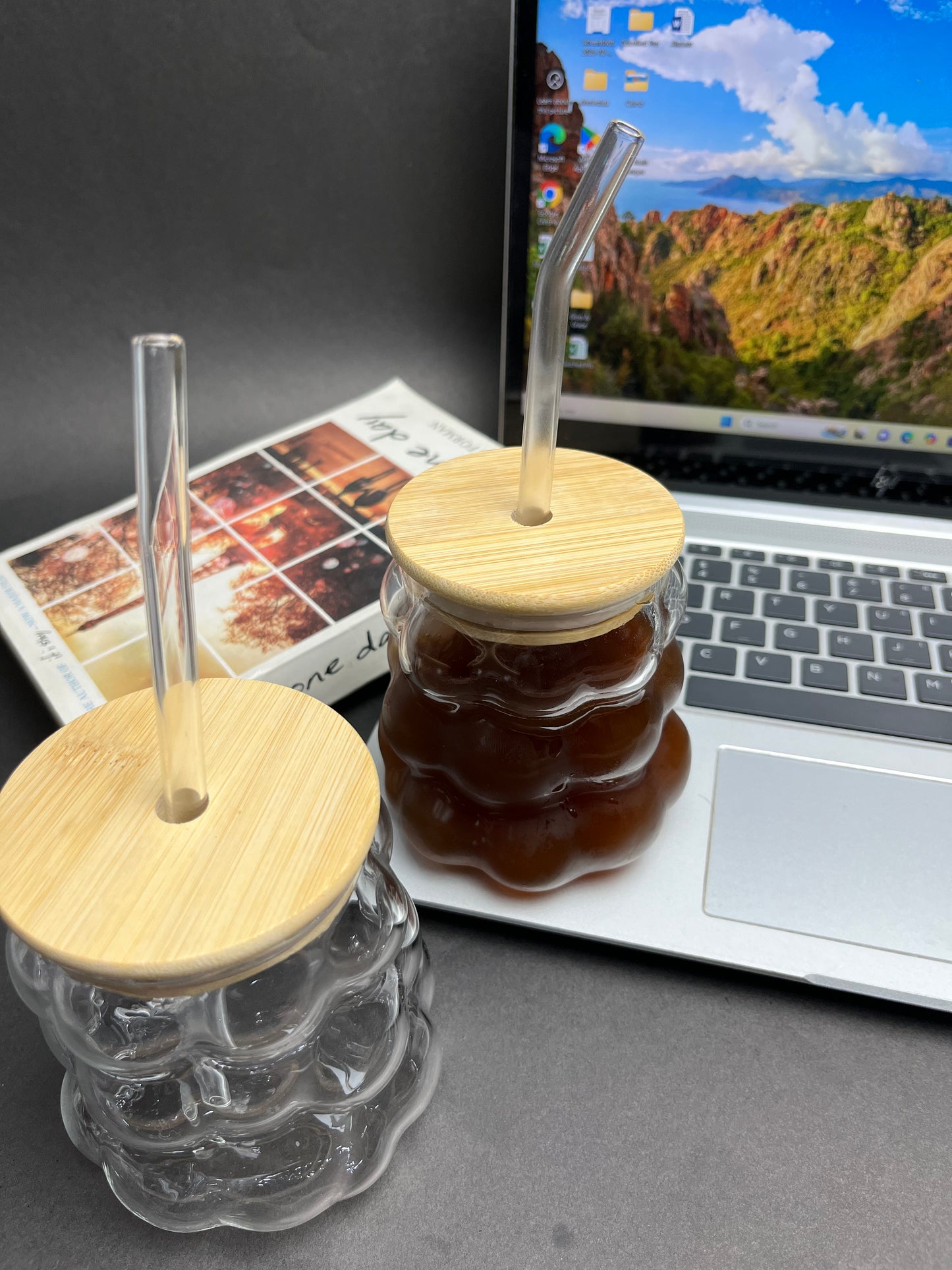 Aesthetic Ribbed Glass Tumbler with Straw & Bamboo Lid – Iced Coffee, Latte, Juice & Tea Sipper
